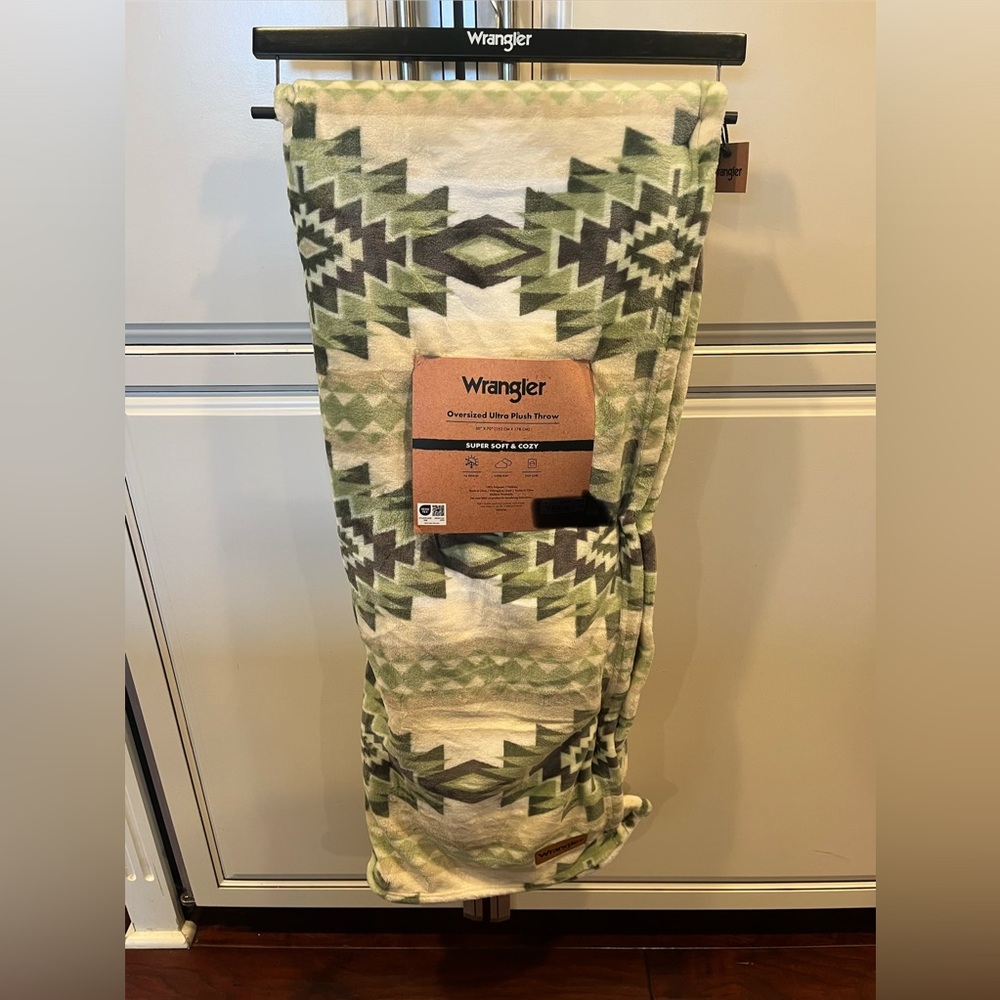 Wrangler Plush Throw Blanket in Green and Cream Geometric